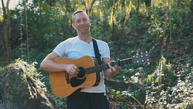 Chris Martin sings 'Yellow' during Shane Warne's memorial