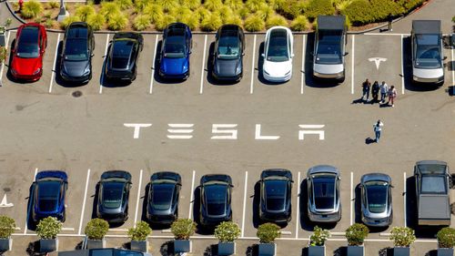 Veículos da Tesla alinham-se no estacionamento da fábrica da empresa em Fremont, Califórnia.