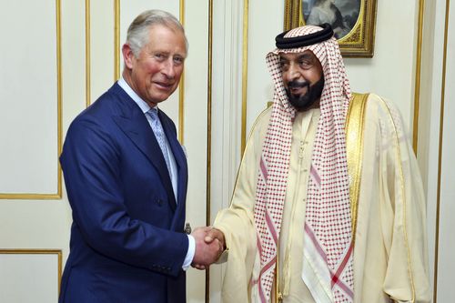 2013 年 5 月 1 日星期三，威尔士亲王在访问伦敦市中心的克拉伦斯宫期间与阿拉伯联合酋长国总统谢赫哈利法·本·扎耶德·阿勒纳哈扬合影。