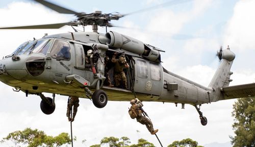 Philippines special forces soldiers practise an aerial assault in RIMPAC. (US Navy).