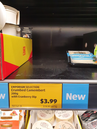 Aldi Crumbed Camembert label