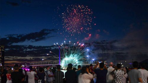 Fêtards regardant les feux d'artifice du Nouvel An à Docklands, Melbourne.