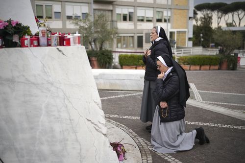 Nuns pray for Pope Francis