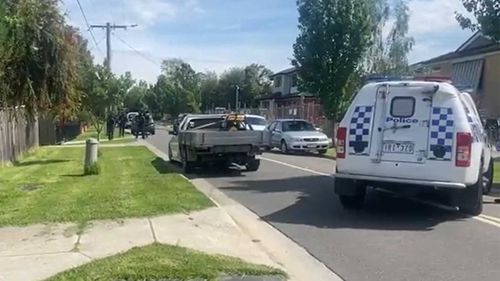 La police recherche un homme armé à Boronia.