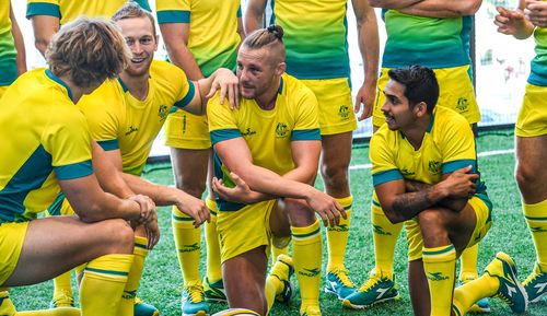 The Australian team chat amid the scorching conditions at Robina Stadium today. (Getty)