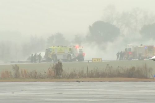 Esta captura de tela feita a partir de um vídeo fornecido pelo WSOC mostra equipes de bombeiros respondendo a um relato de acidente de avião em um aeroporto regional em Statesville, Carolina do Norte, que eclodiu em um grande incêndio, quinta-feira, 18 de dezembro de 2025. (WSOC via AP)