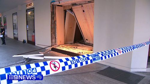 La rapina altamente pianificata si è conclusa in pochi minuti, con la polizia che ora dà la caccia ai banditi.