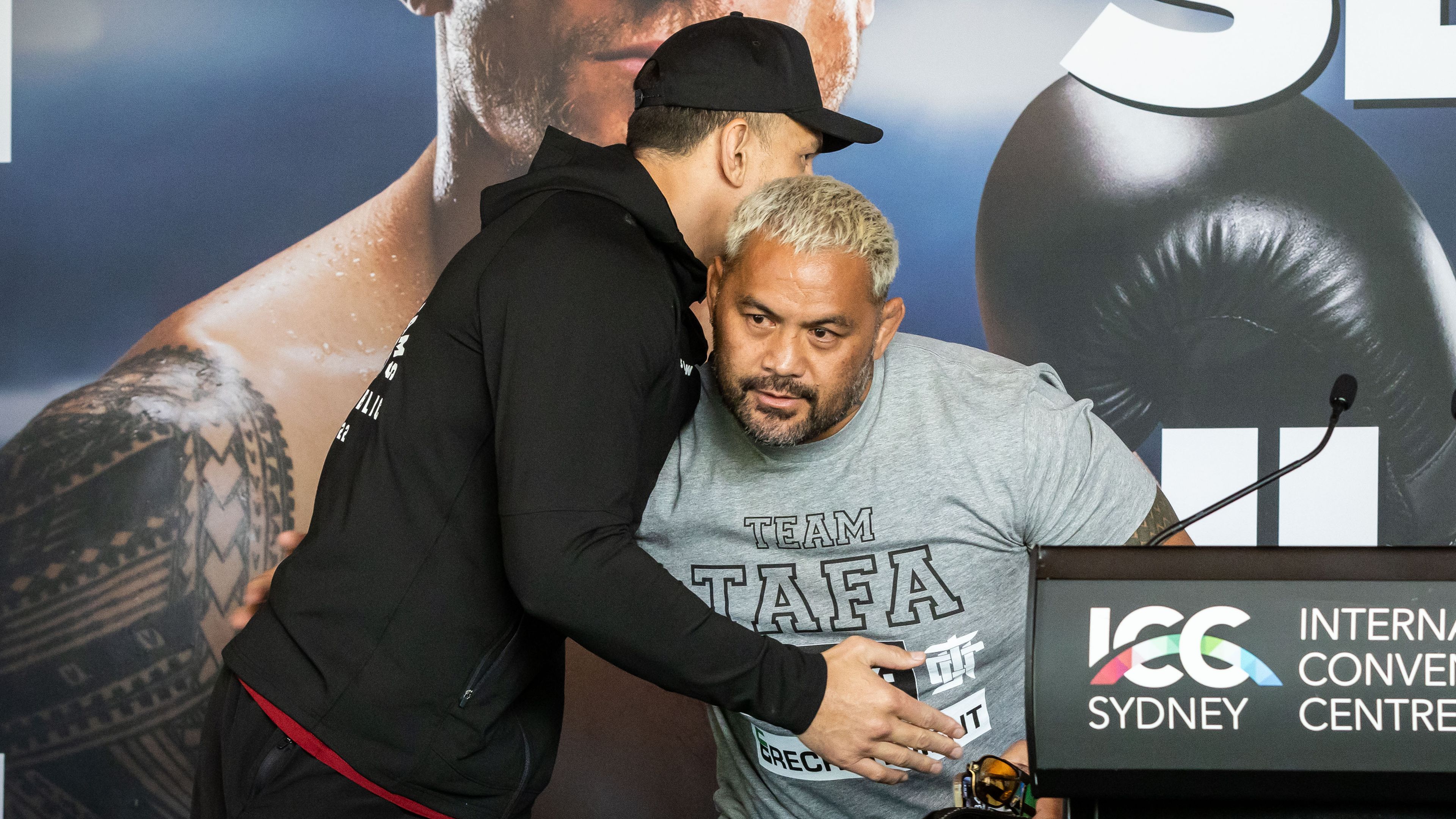 Sonny Bill Williams and Mark Hunt embrace at the pre-fight press conference.