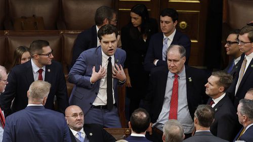 Ku frustracji wielu jego kolegów, Matt Gaetz (w środku) przewodzi grupie republikanów sprzeciwiających się Kevinowi McCarthy'emu.