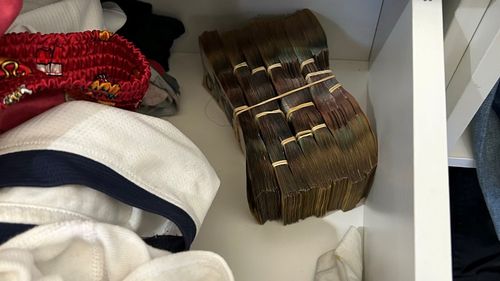 Fotografia da AFP de uma gaveta contendo um maço de dinheiro junto com algumas roupas.