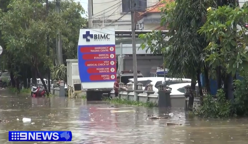 Os edifícios foram lavados para o rio Rapids, as principais estradas ao redor do aeroporto internacional permanecem fechadas, deixando os turistas presos.
