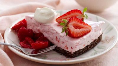<strong>Strawberry cloud cake</strong>