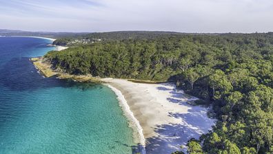 Arenas blancas prístinas de Greenfield Beach, Vincentia en la costa sur del estado