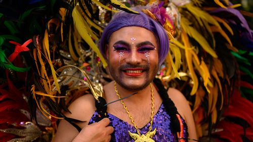 SYDNEY, AUSTRALIA - 28 FEBBRAIO: Un partecipante posa per una foto prima della parata del Mardi Gras gay e lesbico di Sydney il 28 febbraio 2026 a Sydney, in Australia. Si prevede che la 48a edizione del festival LGBTQIA+ attirerà centinaia di migliaia di festaioli nel quartiere di Oxford Street a Sydney per un programma di feste, spettacoli ed eventi comunitari della durata di una settimana. (Foto di George Chan/Getty Images)