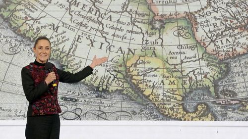 Meksika Cumhurbaşkanı Claudia Sheinbaum, Meksiko City'deki Ulusal Saray'da basın toplantısı yapıyor.
