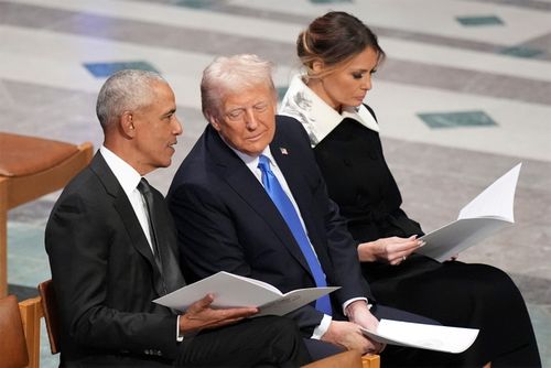 ARQUIVO - O ex-presidente Barack Obama conversa com o então presidente eleito Donald Trump enquanto Melania Trump lê o programa fúnebre antes do funeral de estado do ex-presidente Jimmy Carter na Catedral Nacional de Washington em Washington, 9 de janeiro de 2025. (AP Photo/Jacquelyn Martin, Arquivo)