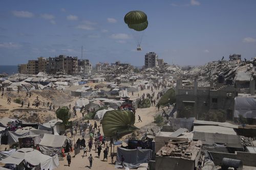 Os palestinos correm para a coleta de ajuda humanitária ao ar para pára -quedas em Gaza, o norte de Gaza, 7 de agosto de 2025. (AP Photo / Jehad Alshrafi)