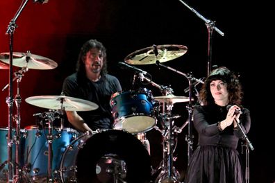  Violet Grohl (R) performs onstage with Dave Grohl and Nirvana band members during the FIREAID Benefit Concert for California Fire Relief at The Kia Forum on January 30, 2025 in Inglewood, California.  (Photo by Scott Dudelson/Getty Images for FIREAID)