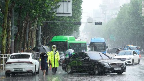 Сильные дожди заблокировали дорогу в Сеуле, Южная Корея.