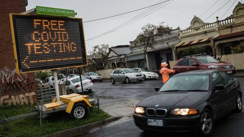 Les voitures entrent en voiture sur le site de test COVID à Brunswick à Melbourne.