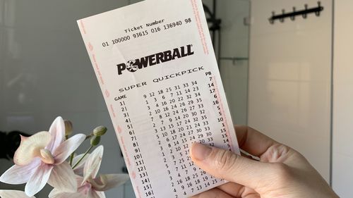 Un pensionato di Adelaide è un multimilionario dopo aver vinto l'intero jackpot del Powerball da 20 milioni di dollari.