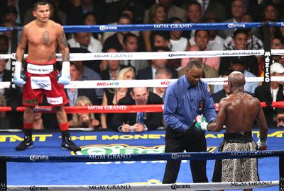At one point, the referee stopped the fight and deducted a point from Maidana.