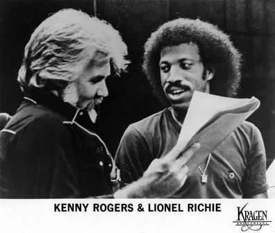 Kenny Rogers and Lionel Richie working on the song "Lady" in 1980. (Photo by Michael Ochs Archives/Getty Images)