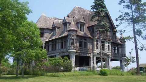 Creepy abandoned property with tragic past for sale for $660,000 wyckhoff villa Carleton Island.