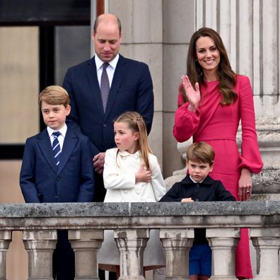 (L-R) Queen Elizabeth II, Prince George of Cambridge, Prince William, Duke of Cambridge Princess Charlotte of Cambridge, Prince Louis of Cambridge and Catherine, Duchess of Cambridge stand on the balcony during the Platinum Pageant on June 05, 2022 in London, England.