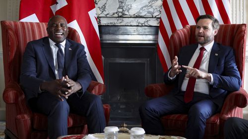 Birleşik Krallık Dışişleri Bakanı David Lammy, sol, ve ABD Başkan Yardımcısı JD Vance, Chevening House'ta bir toplantıda.