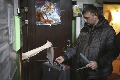Les Russes votent à l'élection présidentielle russe de 2024