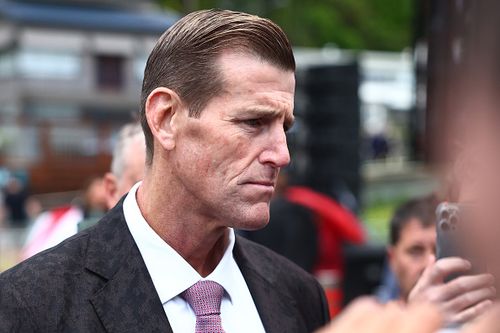 Ben Roberts-Smith partecipa al servizio all'alba dell'ANZAC a Currumbin.