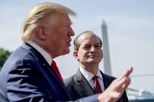 Donald Trump nomeou Alex Acosta, o promotor que deu a Jeffrey Epstein um acordo favorável, para o gabinete.