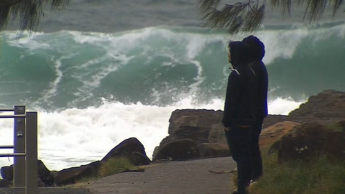 Plus de 1000 kilomètres de côtes sont soumises à un avertissement de surf dangereux, s'étendant de l'île Fraser dans le Queensland jusqu'à la Hunter Coast dans la Nouvelle-Galles du Sud. 