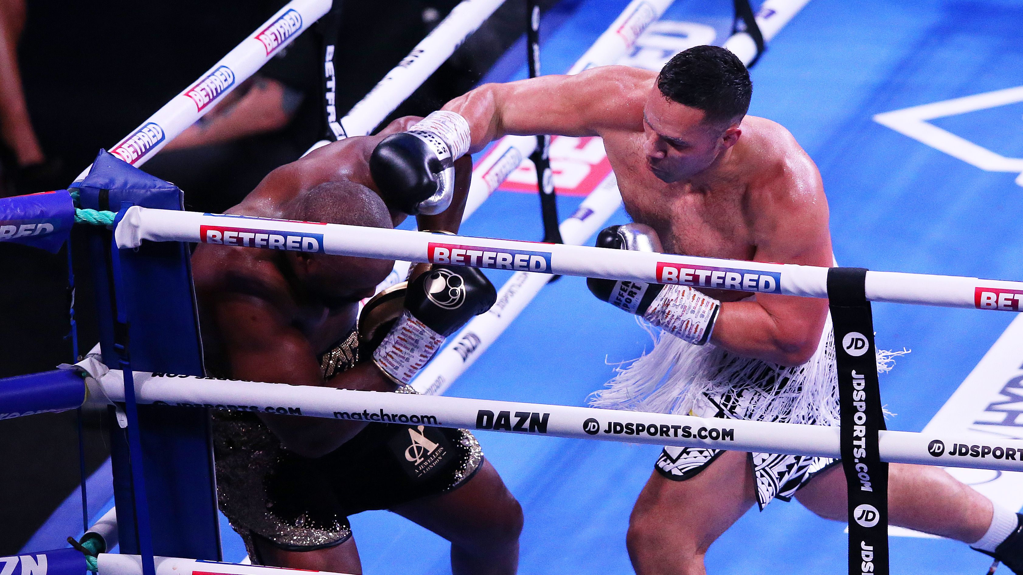 'Criminal' scorecard dumbfounds boxing world as Parker dominates Chisora in Manchester