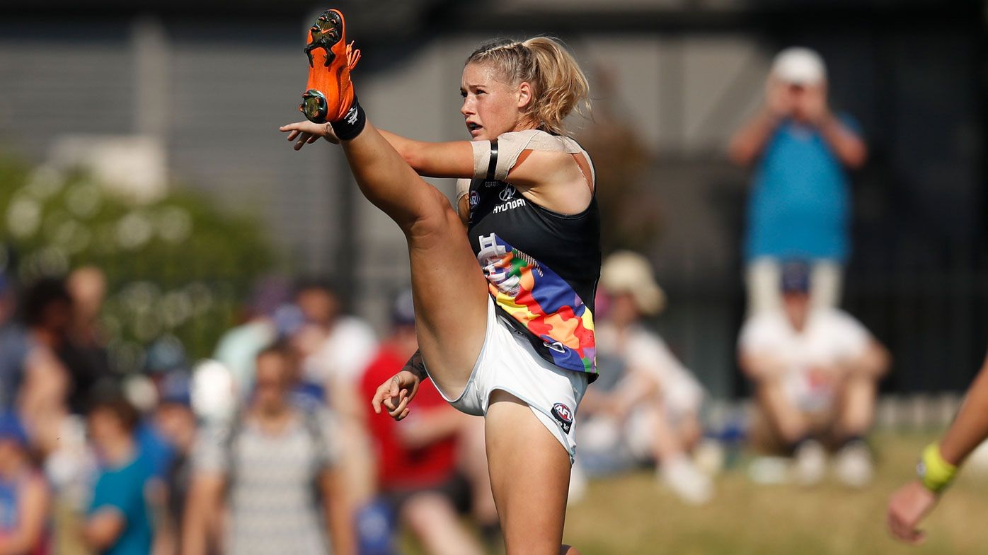 Athletes rally behind AFLW star after trolls make 'inappropriate' comments over photo