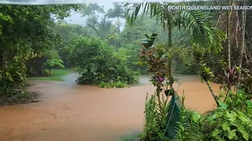 Os moradores são aconselhados a não entrar nas águas das enchentes, mesmo que estejam dirigindo.