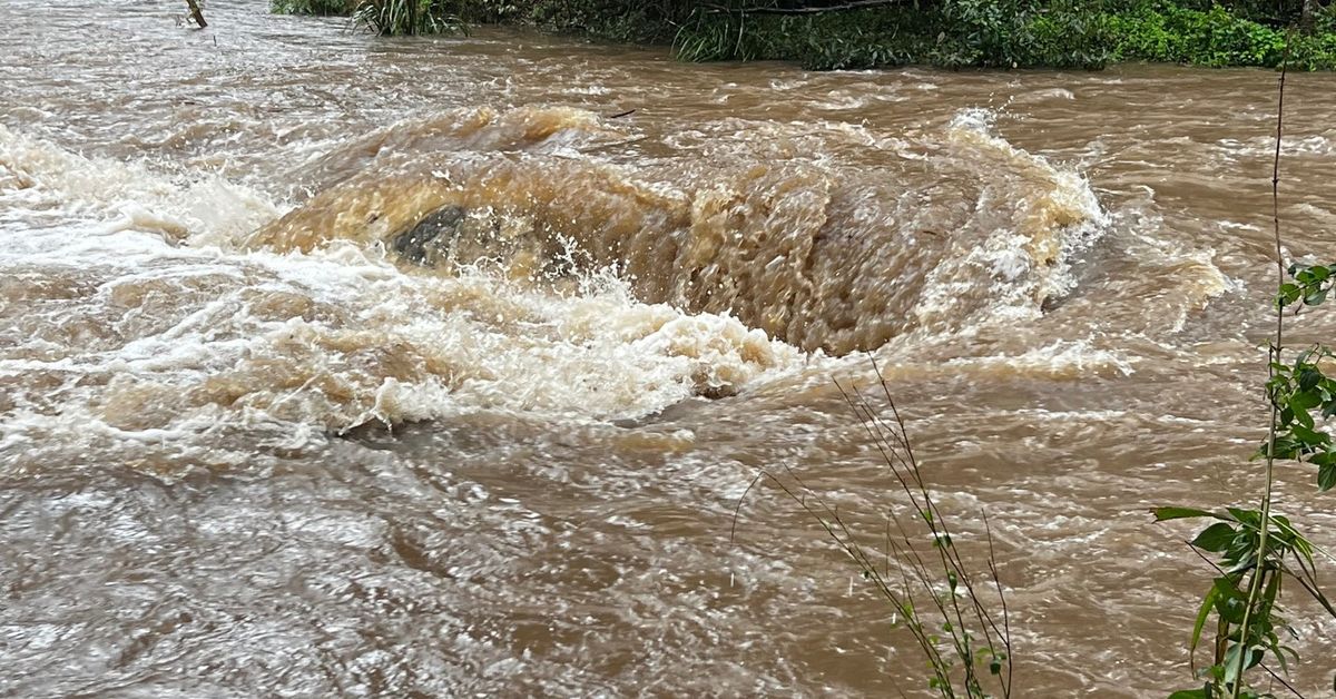 Car floats down outback town as ‘dangerous’ rain band unleashes – 9News