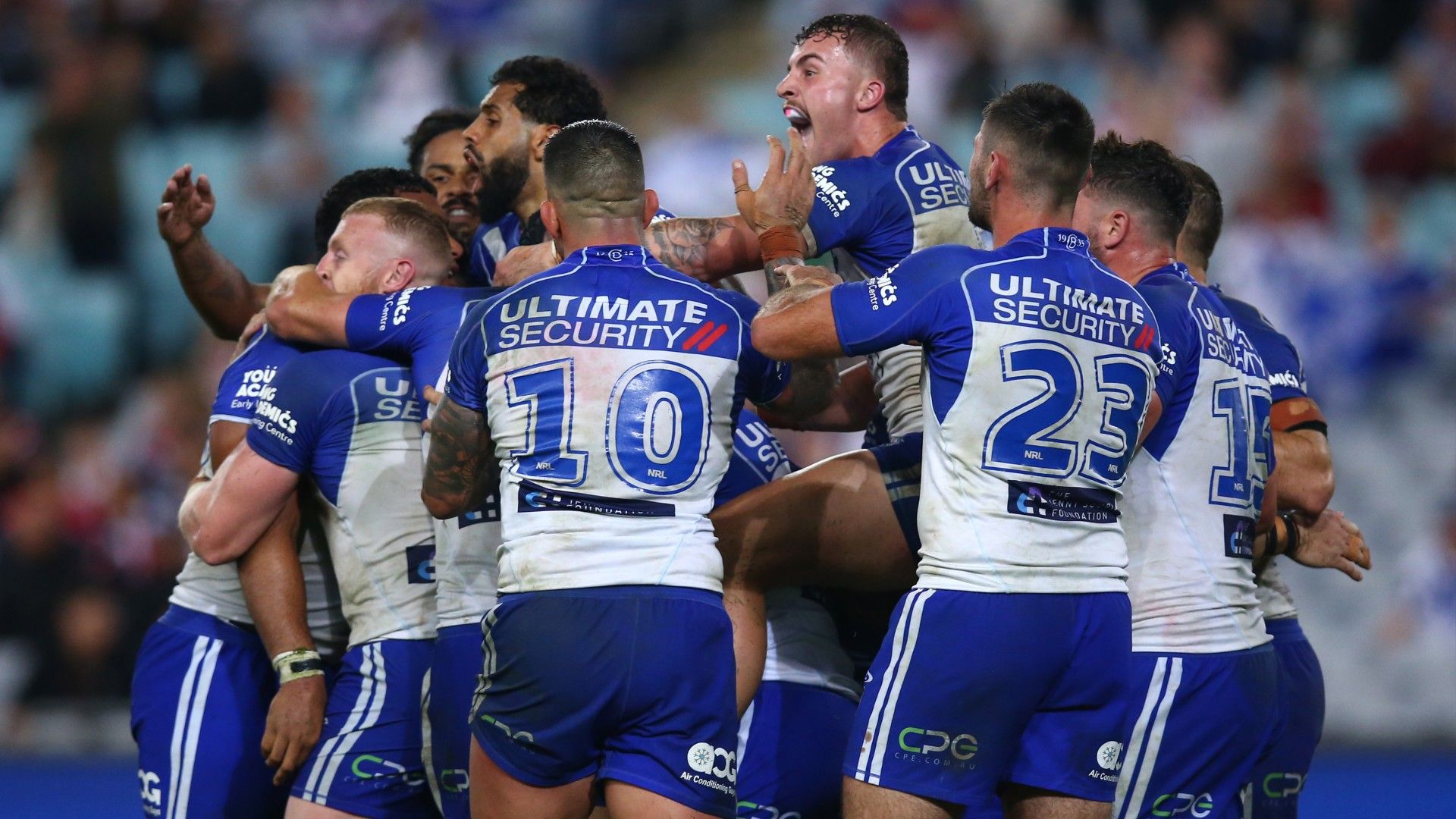 Bulldogs spring massive upset, hold off fast finishing Roosters