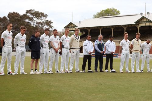 Jogadores da Tasmânia e de Victoria observam um minuto de silêncio durante uma homenagem a Ben Austin durante o quarto dia da partida Sheffield Shield entre Victoria e Tasmânia no CitiPower Centre, em 31 de outubro de 2025, em Melbourne, Austrália.