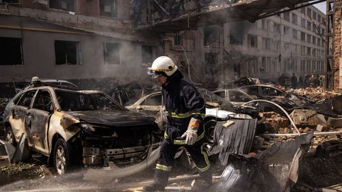 Le commandement militaire russe avait mis en garde contre de nouvelles frappes de missiles sur la capitale ukrainienne, Kiev, car la région continue d'éteindre les incendies des attaques précédentes. 