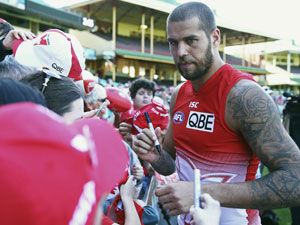 Lance Franklin signs autographs after training at the MCG. (Getty)