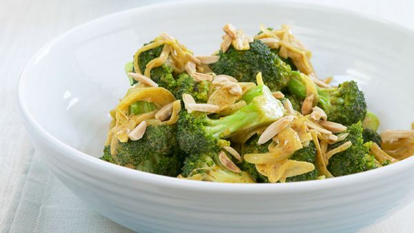 Spicy broccoli with almonds
