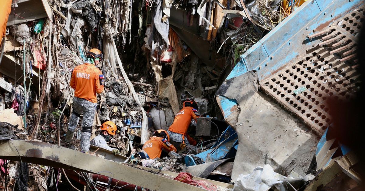 Filipino rescuers detect 'signs of life' in deadly garbage avalanche