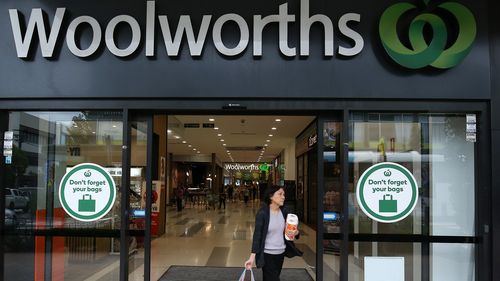 Un client sort d'un supermarché Woolworths Group Ltd. après avoir acheté des serviettes en papier à Sydney, en Australie, le mercredi 4 mars 2020. Les quatre plus grands prêteurs australiens ont tenu compte de l'appel des premiers ministres à "faire leur part" pour aider le pays à surmonter le coup économique attendu du coronavirus, en répercutant intégralement la dernière baisse des taux d'intérêt des banques centrales.  Photographe : Brendon Thorne/Bloomberg