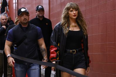 Taylor Swift tiba sebelum pertandingan antara Kansas City Chiefs dan bajak laut Tampa Bay di GEHA Field di Arrowhead Stadium pada 04 November 2024 di Kansas City, Missouri. 