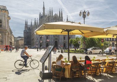 People sitting in a cafe facing the Cathedral (il Duomo).