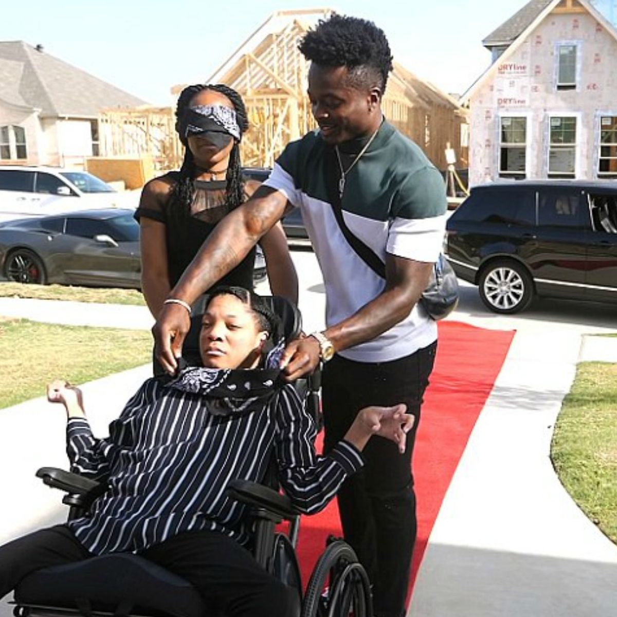 Watch: 49ers' Marquise Goodwin's emotional gift for mom, disabled sister