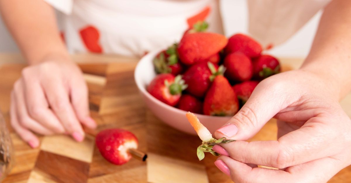 How To Hull Strawberries With A Straw, Food Hacks