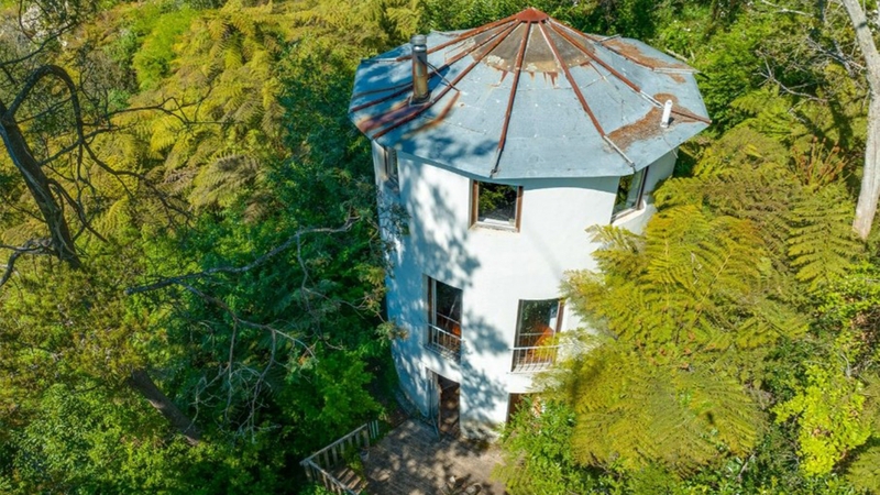 Blue Mountains landmark built by Alex Proyas, Invisible House, returns to  market